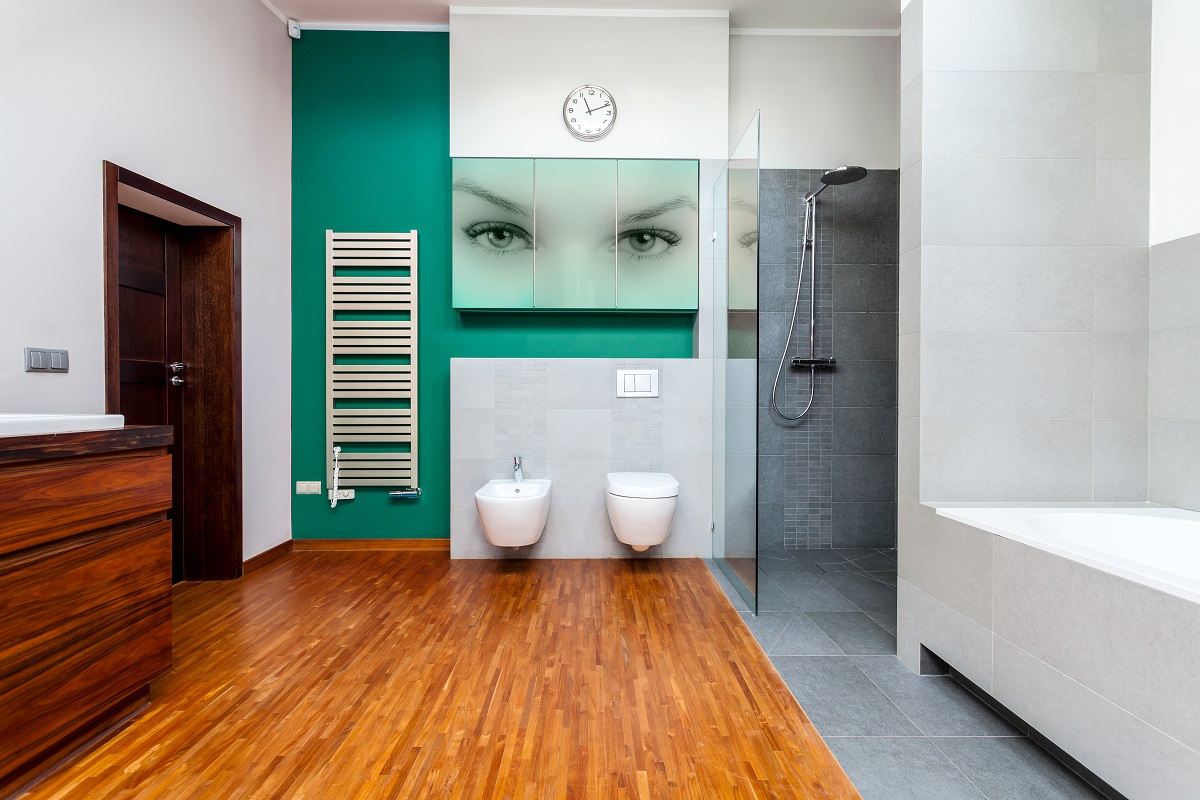 Бирюзово-коричневая ванная с белой сантехникой в современном минималистском стиле