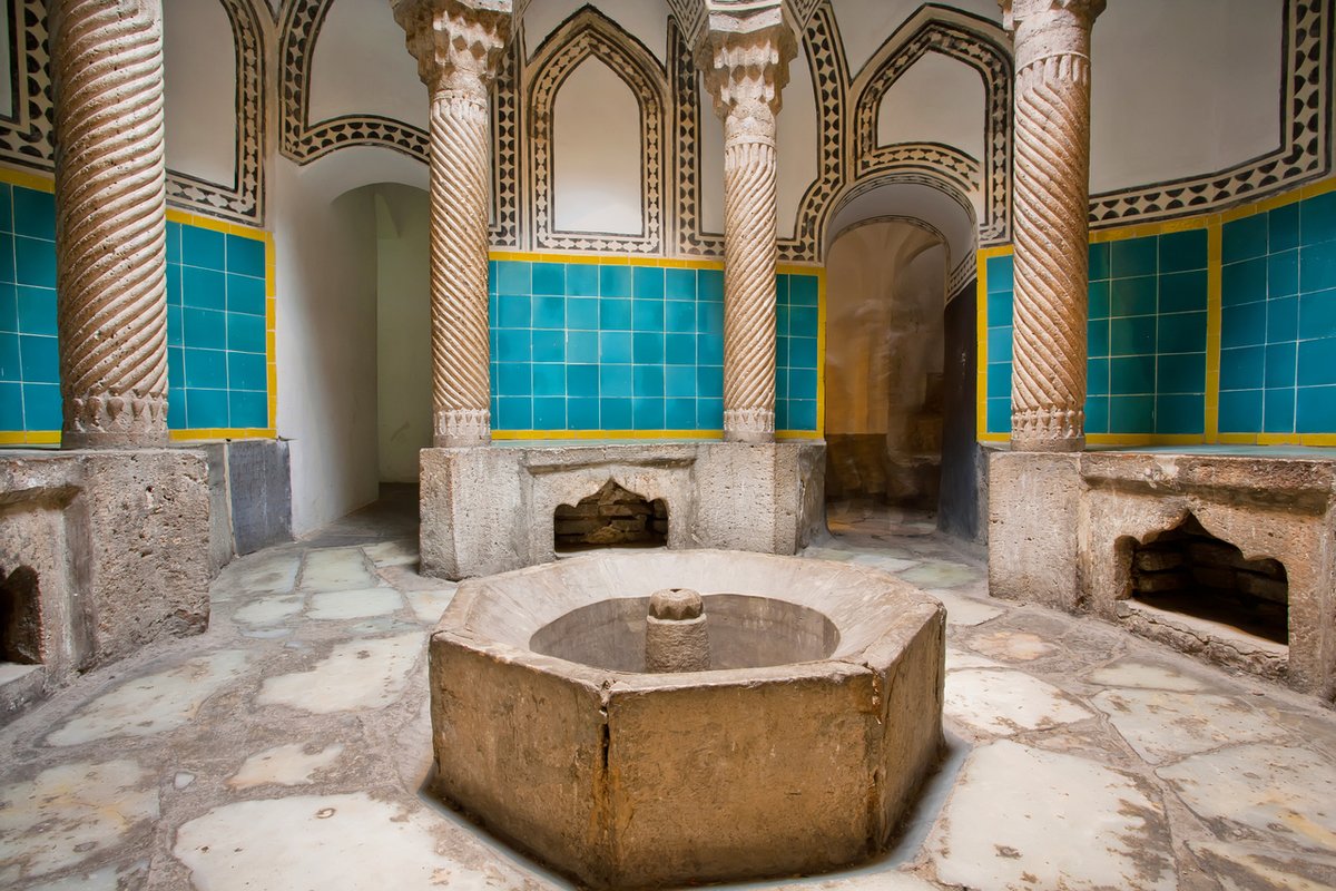 Отделка восточной ванной комнаты в бирюзовом цвете – фото марокканской бани-купальни