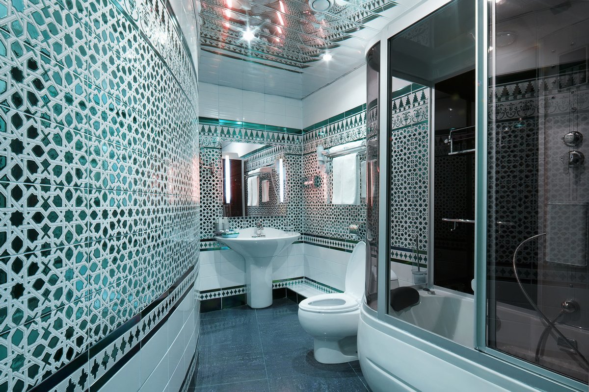 Ванная в бирюзовых тонах – фото интерьера в восточном стиле с мозаичной отделкой из модулей геометрической формы