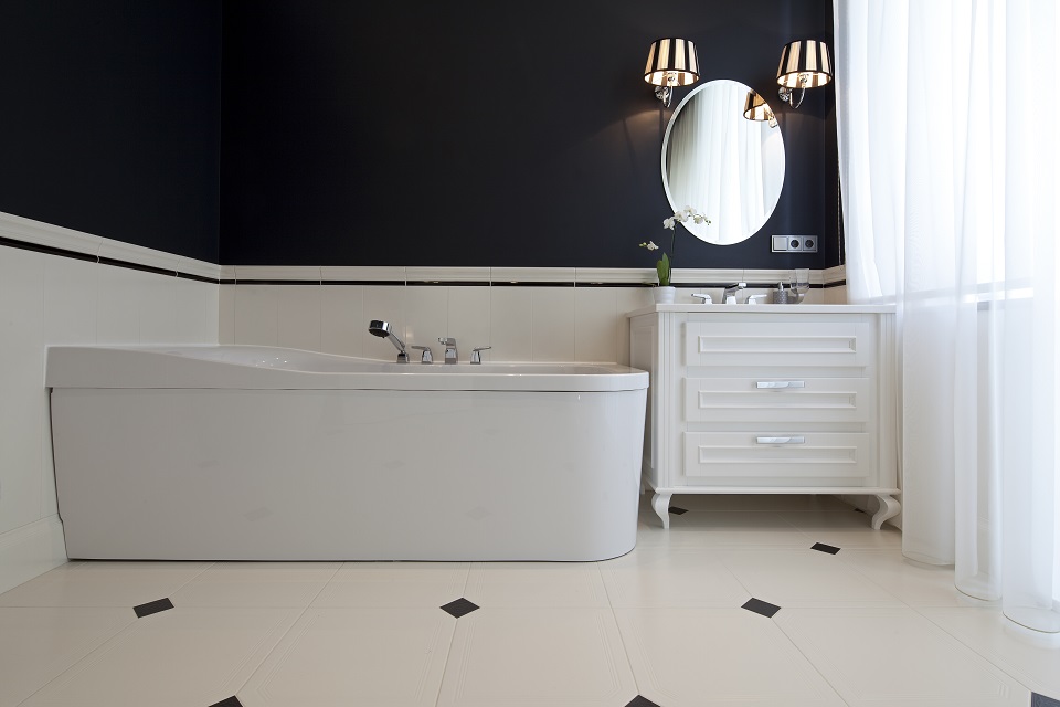 Черно белая ванная комната foto_104530952