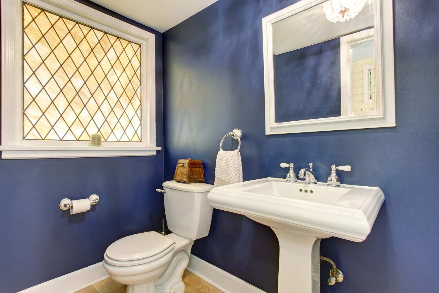 Ванная комната в темных синих тонах фото 452645587