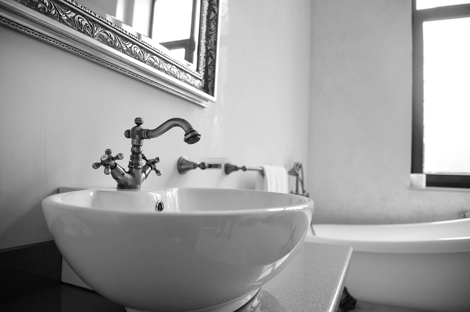 Раковина со смесителем для ванной комнаты классика фото 419266957
