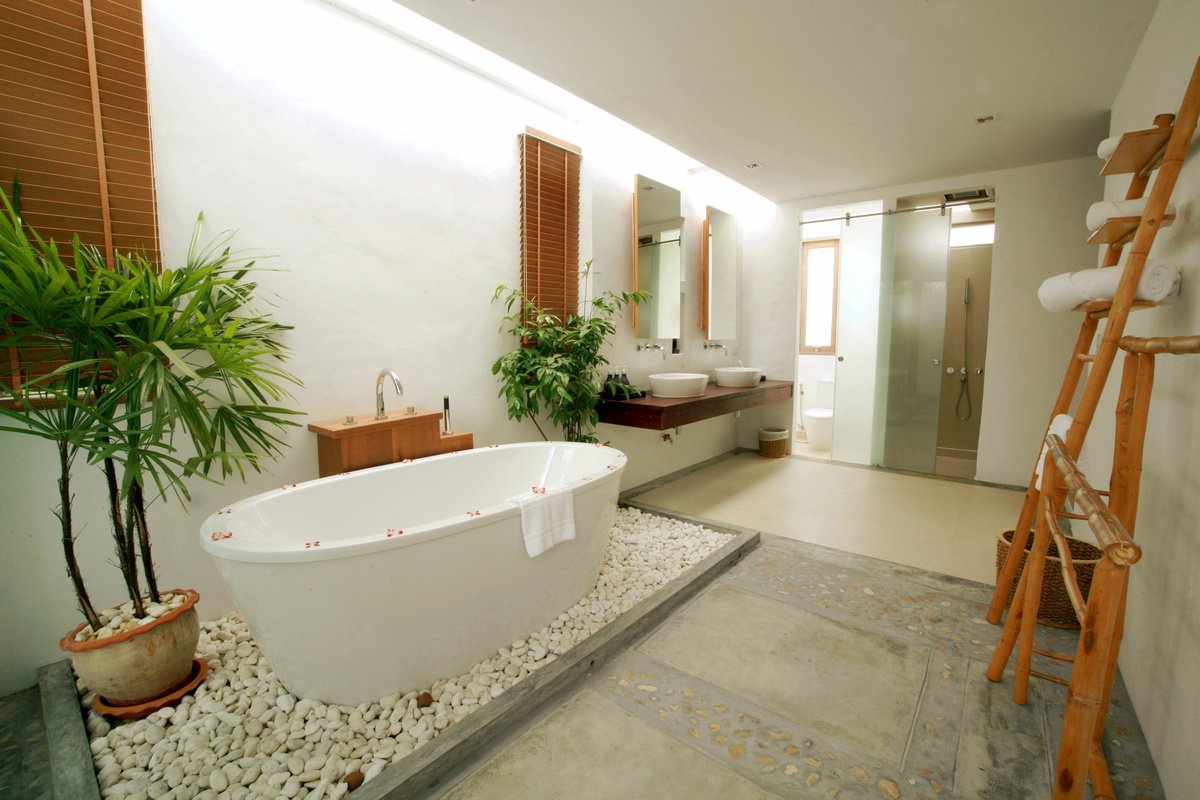 Ванная комната в эко-стиле с галькой
