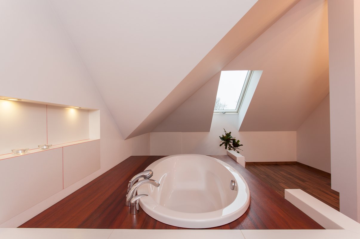 Ванная комната на мансарде дизайн фото 123571672