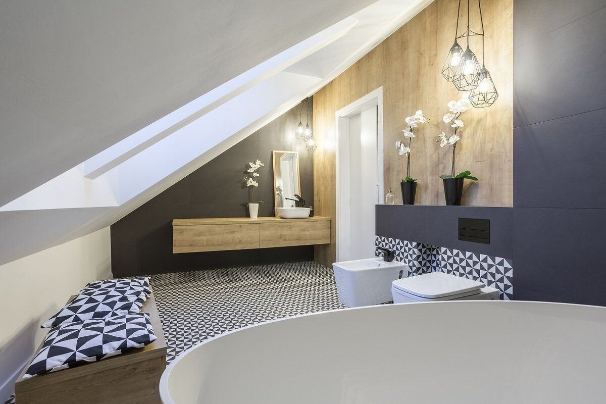 Интерьер мансардной ванной комнаты со скошенным потолком фото 568181383
